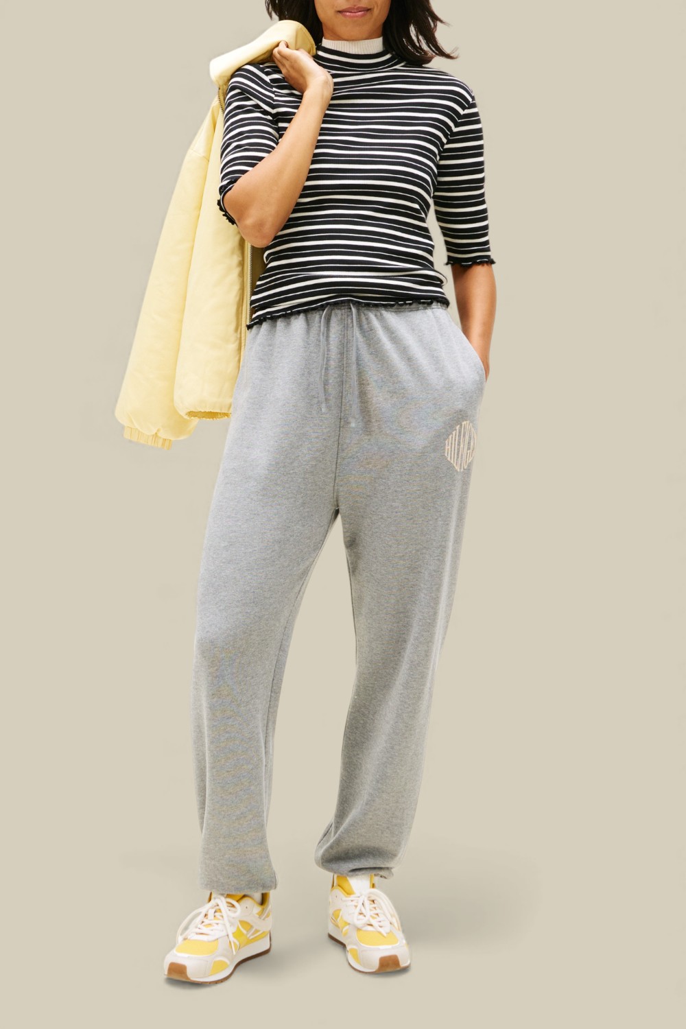 תמונת כל הלוק של חולצת טי